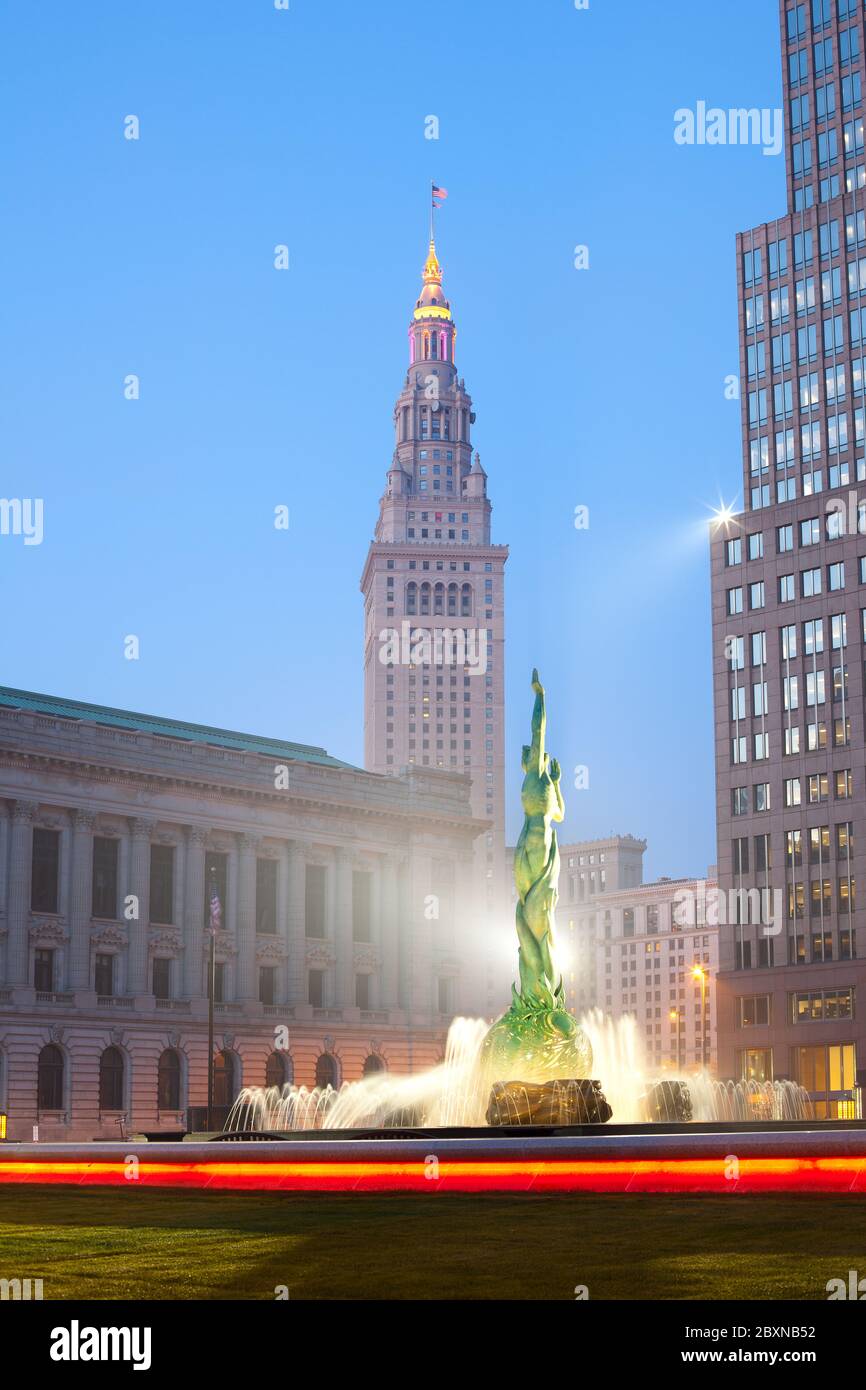 Cleveland, Ohio, USA - The Cleveland Mall Park und Fountain of Eternal Life mit Terminal Tower im Hintergrund. Stockfoto