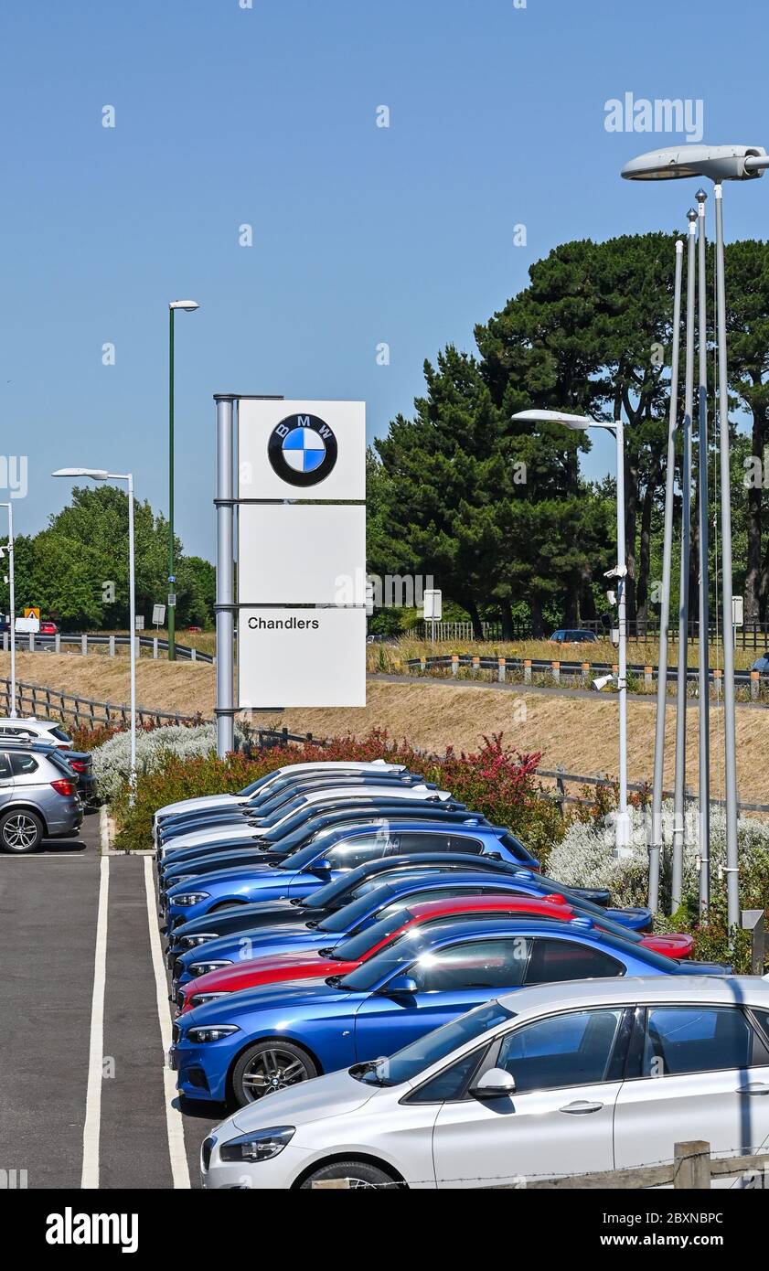 BMW-Autos im Verkauf in Chandlers Auto Showrooms in Rustington West Sussex, die wieder geöffnet sind, nachdem Coronavirus Lockdown Beschränkungen wurden erleichtert Photog Stockfoto