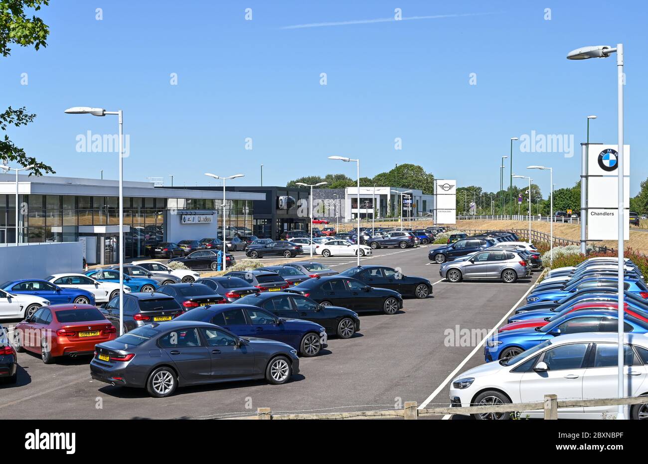 BMW-Autos im Verkauf in Chandlers Auto Showrooms in Rustington West Sussex, die wieder geöffnet sind, nachdem Coronavirus Lockdown Beschränkungen wurden erleichtert Photog Stockfoto