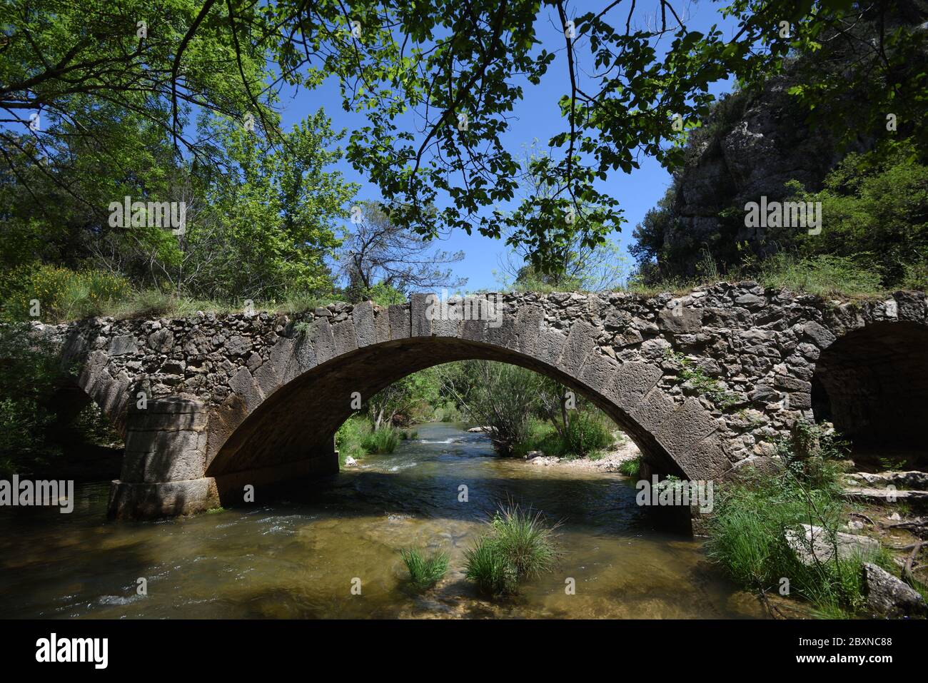 Römische Brücke über den Fluss Caramy in der Schlucht von Caramy Tourves Var Provence Frankreich Stockfoto