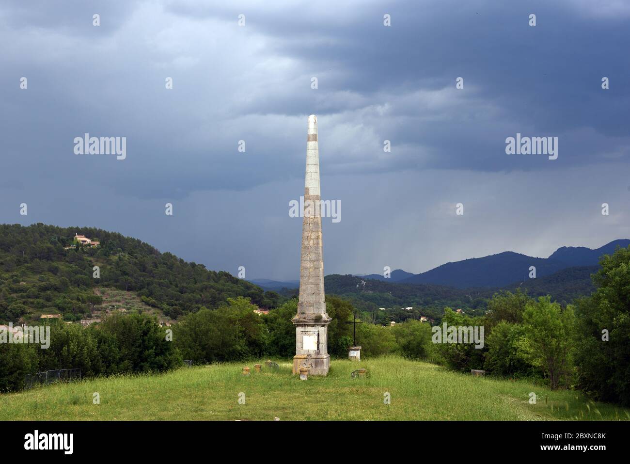 Einzelner Obelisk gegen den stürmischen Himmel auf dem Gelände der Château de Vallelle Tourves Var Provence France Stockfoto