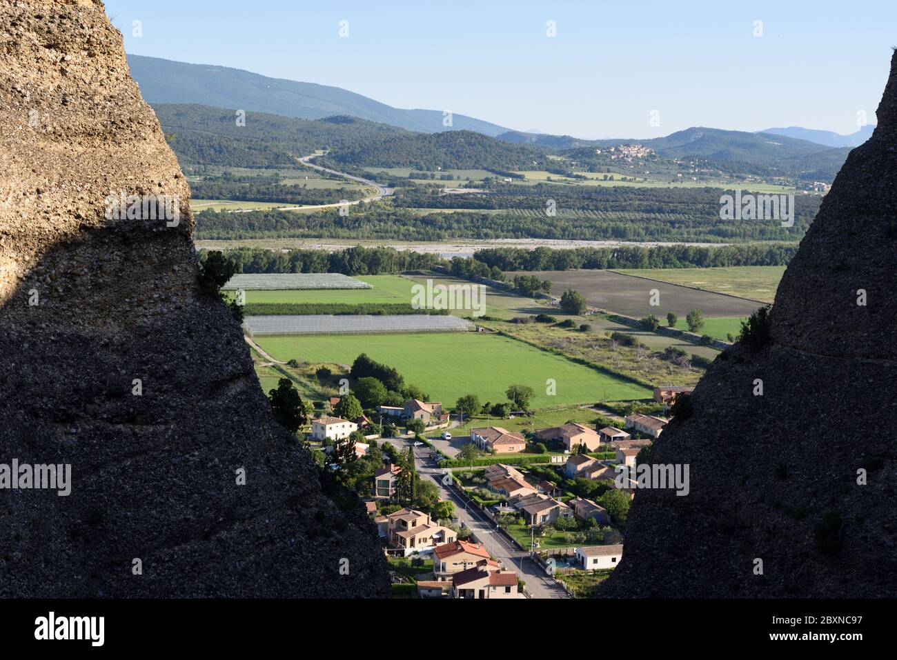 Blick über das Durance-Tal durch die Felsformationen bekannt als die Penitents von Mées Les Mées Alpes-de-Haute-Provence Provence Provence France Stockfoto
