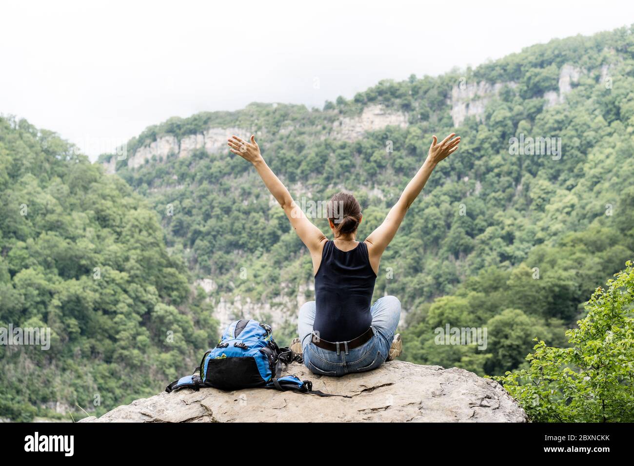 Digital Detox Frau Rucksack Stockfoto