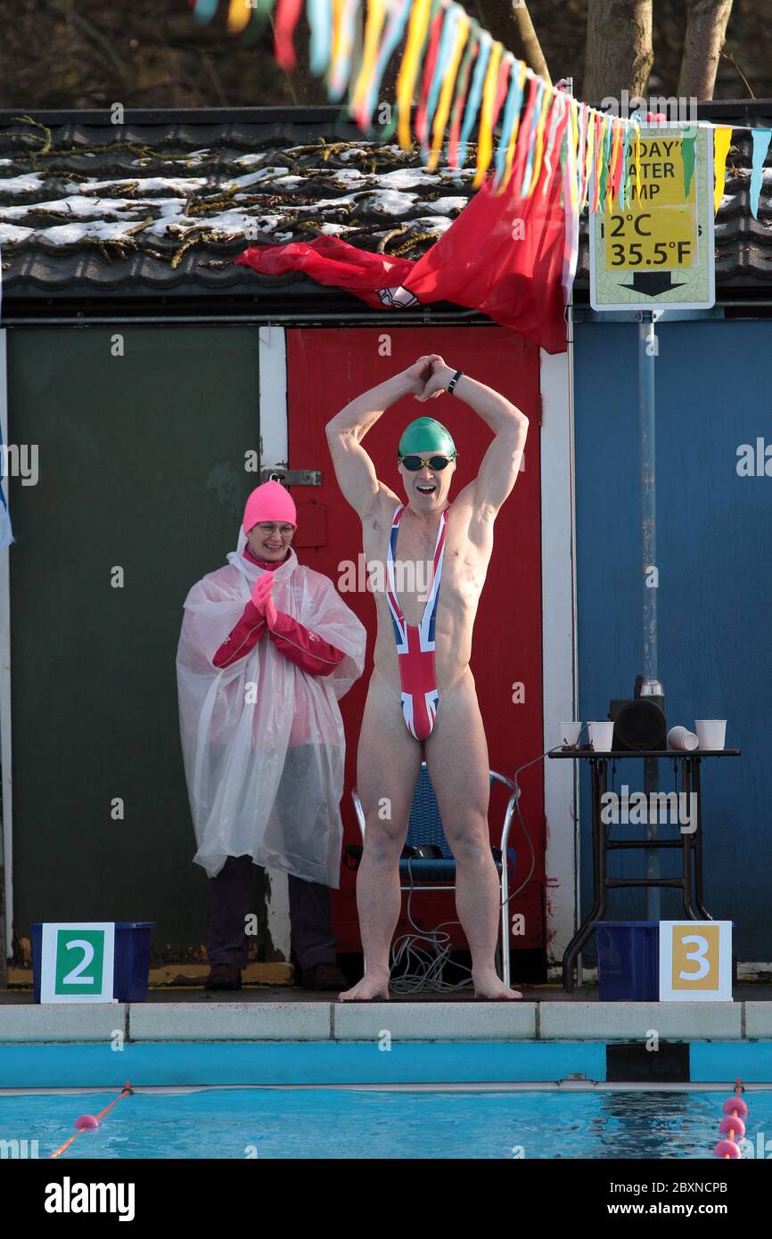 Der South London Swimming Club veranstaltet die 5. Kaltwasser-Schwimmmeisterschaften im Tooting Bec Lido in Südlondon, Großbritanniens größtem unbeheizten Freiluft-Süßwasserpool. Über 600 Schwimmer trotzten dem eisigen Wasser, einige trugen ein ausgefallenes Kleid. 25/01/2013 Stockfoto