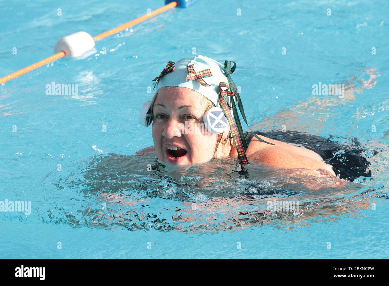 Der South London Swimming Club veranstaltet die 5. Kaltwasser-Schwimmmeisterschaften im Tooting Bec Lido in Südlondon, Großbritanniens größtem unbeheizten Freiluft-Süßwasserpool. Über 600 Schwimmer trotzten dem eisigen Wasser, einige trugen ein ausgefallenes Kleid. 25/01/2013 Stockfoto