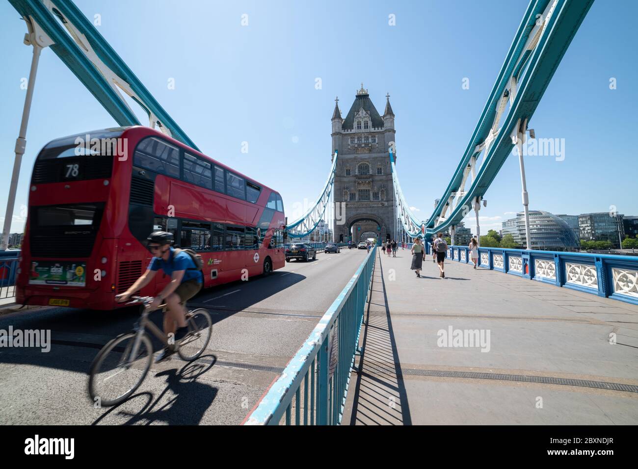 Menschen und Verkehr auf der Tower Bridge Road, Tower Bridge, London, Großbritannien. Stockfoto