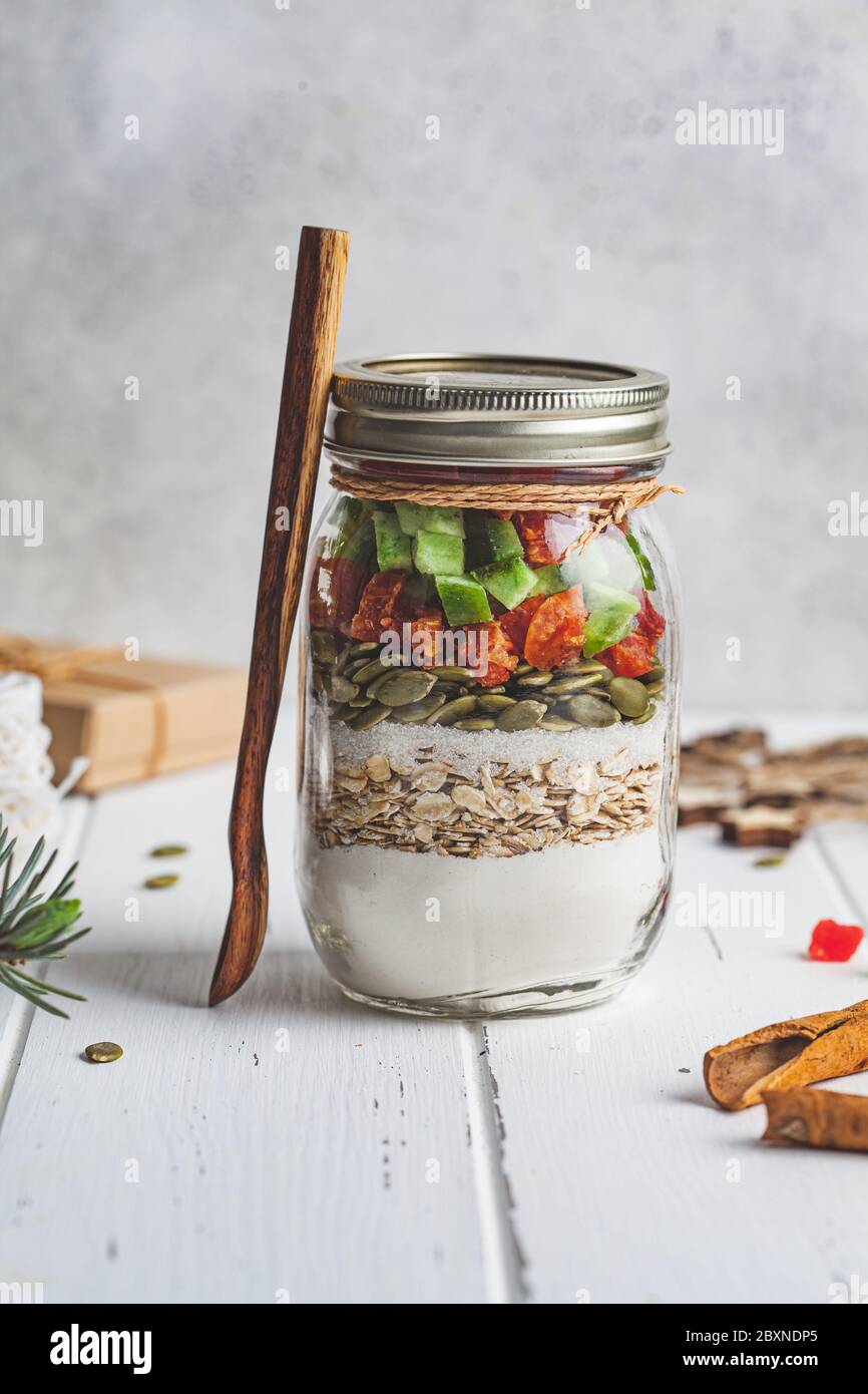 Weihnachts-Plätzchen Mixglas. Trockene Zutaten für die Herstellung von Weihnachtsplätzchen in einem Glas, weißer Hintergrund. Stockfoto