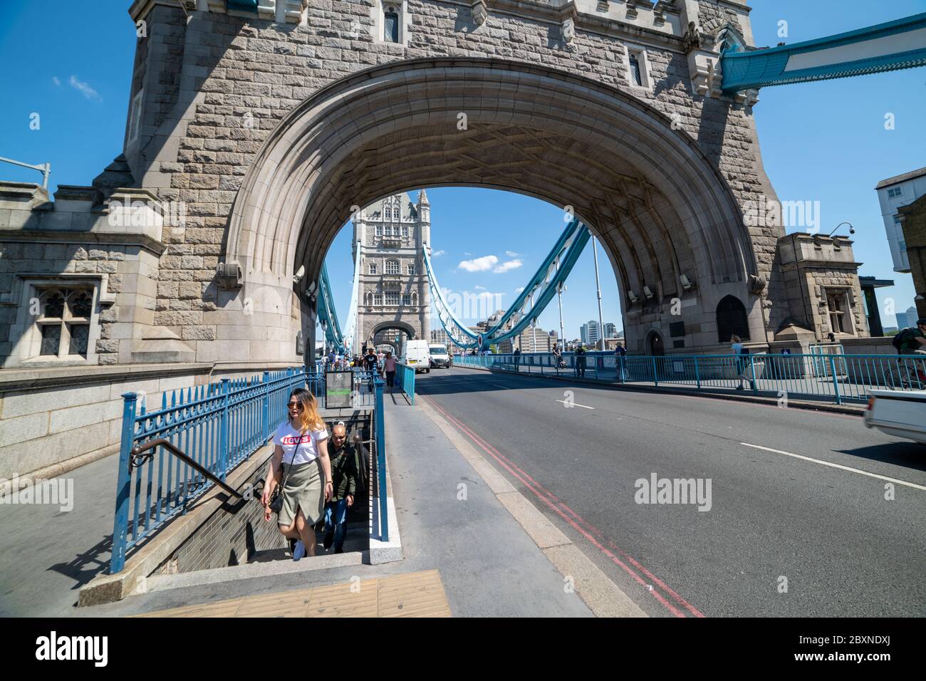 Menschen und Verkehr auf der Tower Bridge Road, Tower Bridge, London, Großbritannien. Stockfoto