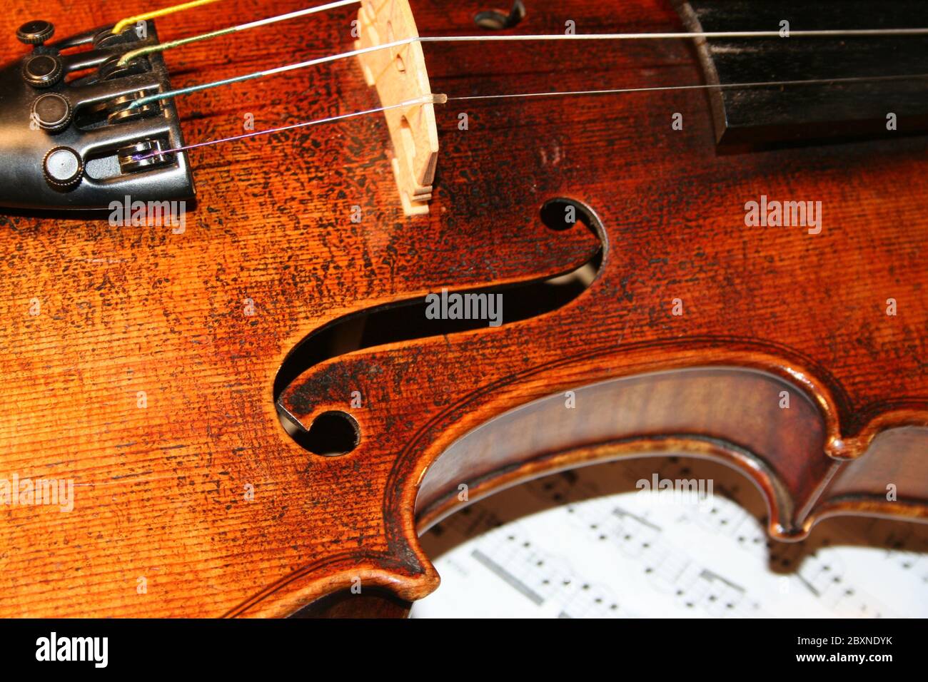Geige auf Noten Stockfoto