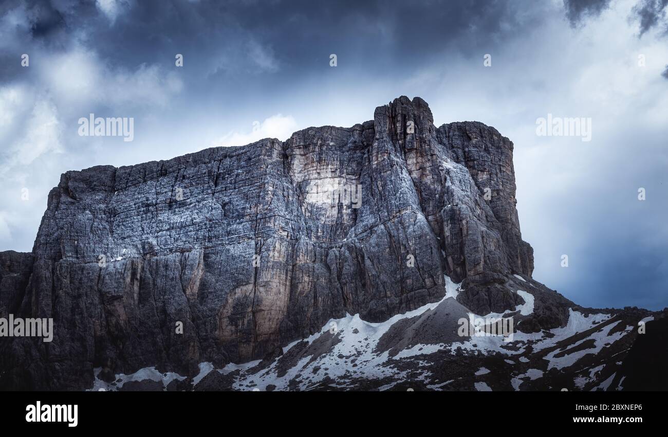 Dunkle Stimmung Foto eines Dolomitenbergs gegen dramatischen Himmel Stockfoto