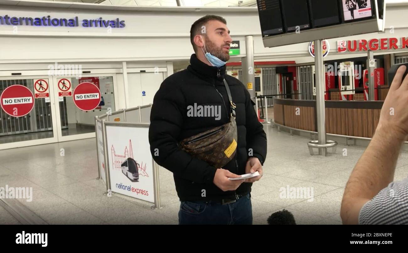 Ladenbesitzer Netti Rexhmet, 32, der in Chigwell eine Lizenz ohne Lizenz betreibt, spricht am Stansted Airport in London mit den Medien. Stockfoto