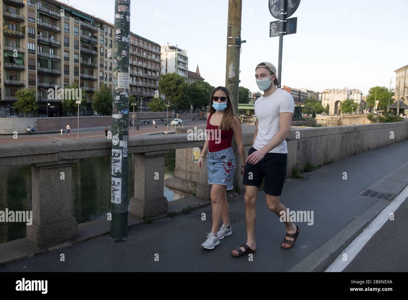 Menschen mit gesunder Maske zurück auf den Straßen nach der Sperre wegen Covid-19 Notfall, in Mailand, Italien. Stockfoto