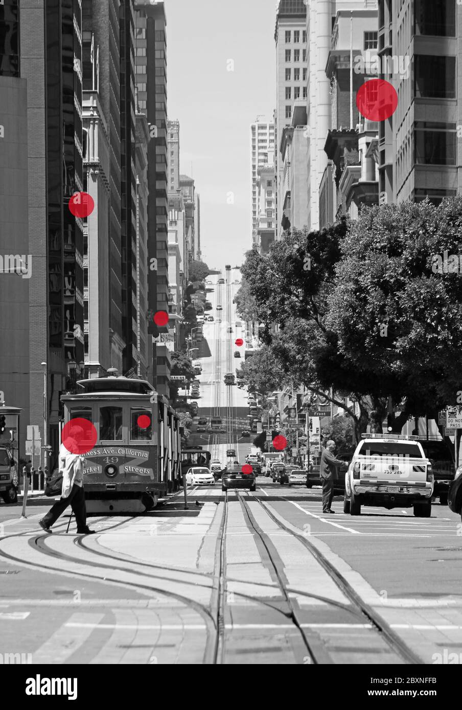 San Francisco, USA - 12. Februar 2020: Eine geschäftige Straße in der Innenstadt von San Francisco mit roten Kreisen, die eine ansteckende Person symbolisieren. Stockfoto