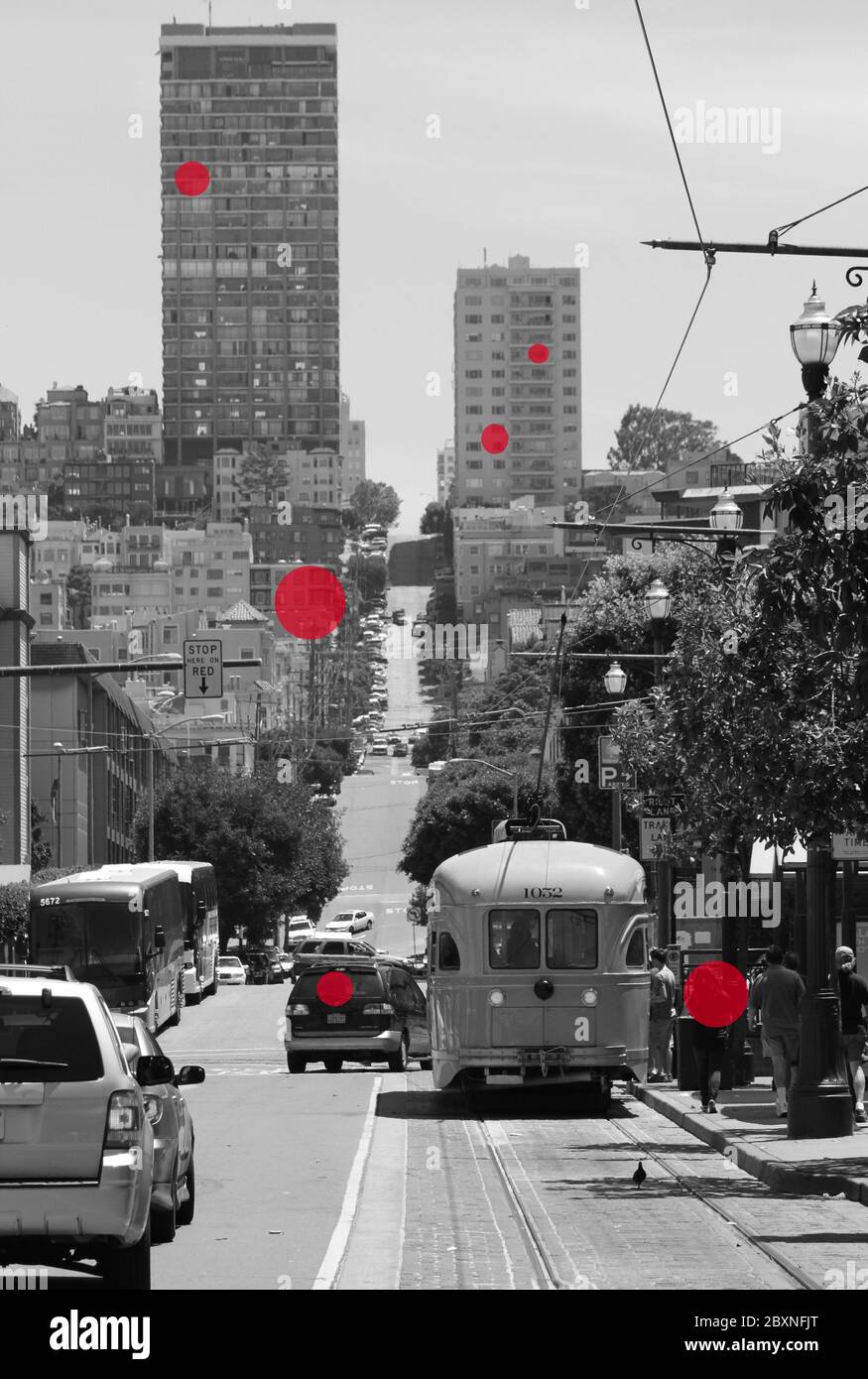 San Francisco, USA - 12. Februar 2020: Eine geschäftige Straße in der Innenstadt von San Francisco mit roten Kreisen, die eine ansteckende Person symbolisieren. Stockfoto