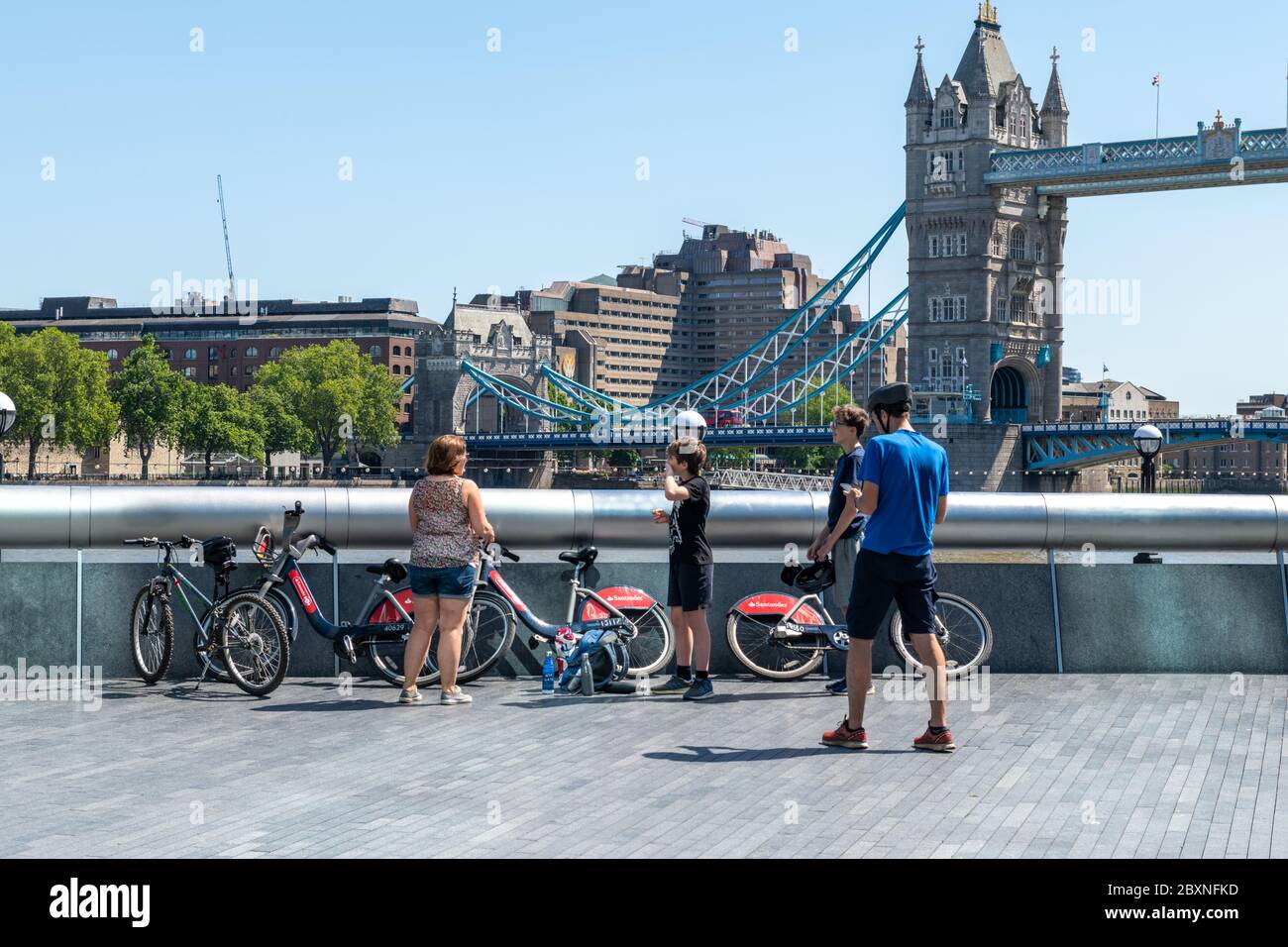 Eine Familiengruppe, die einen Tag an der Themse neben der Tower Bridge, London, Großbritannien, genießt. Stockfoto