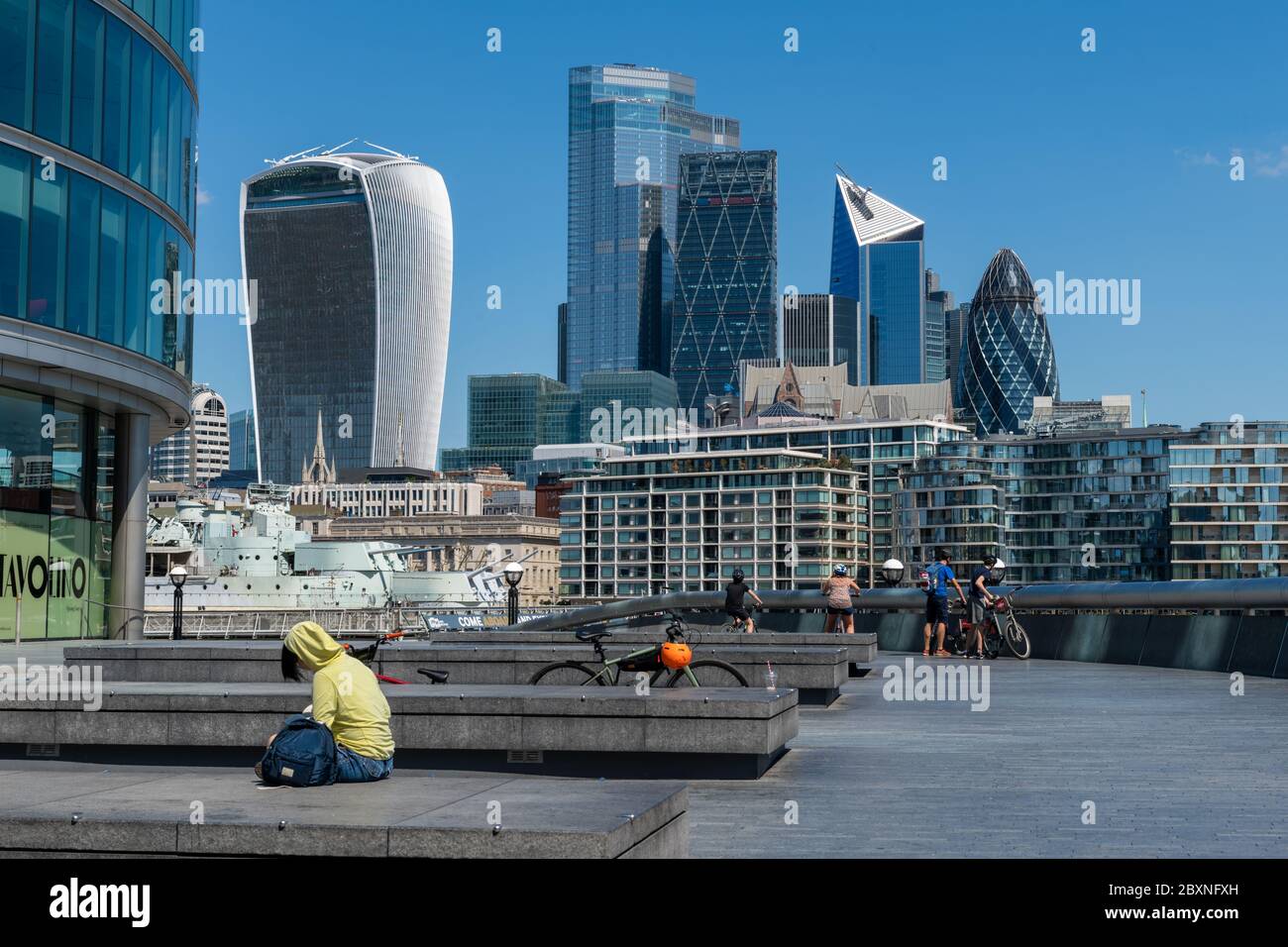 Besucher der South Bank genießen einen schönen warmen Tag an der Themse mit Blick auf die City of London. England.Vereinigtes Königreich. Stockfoto