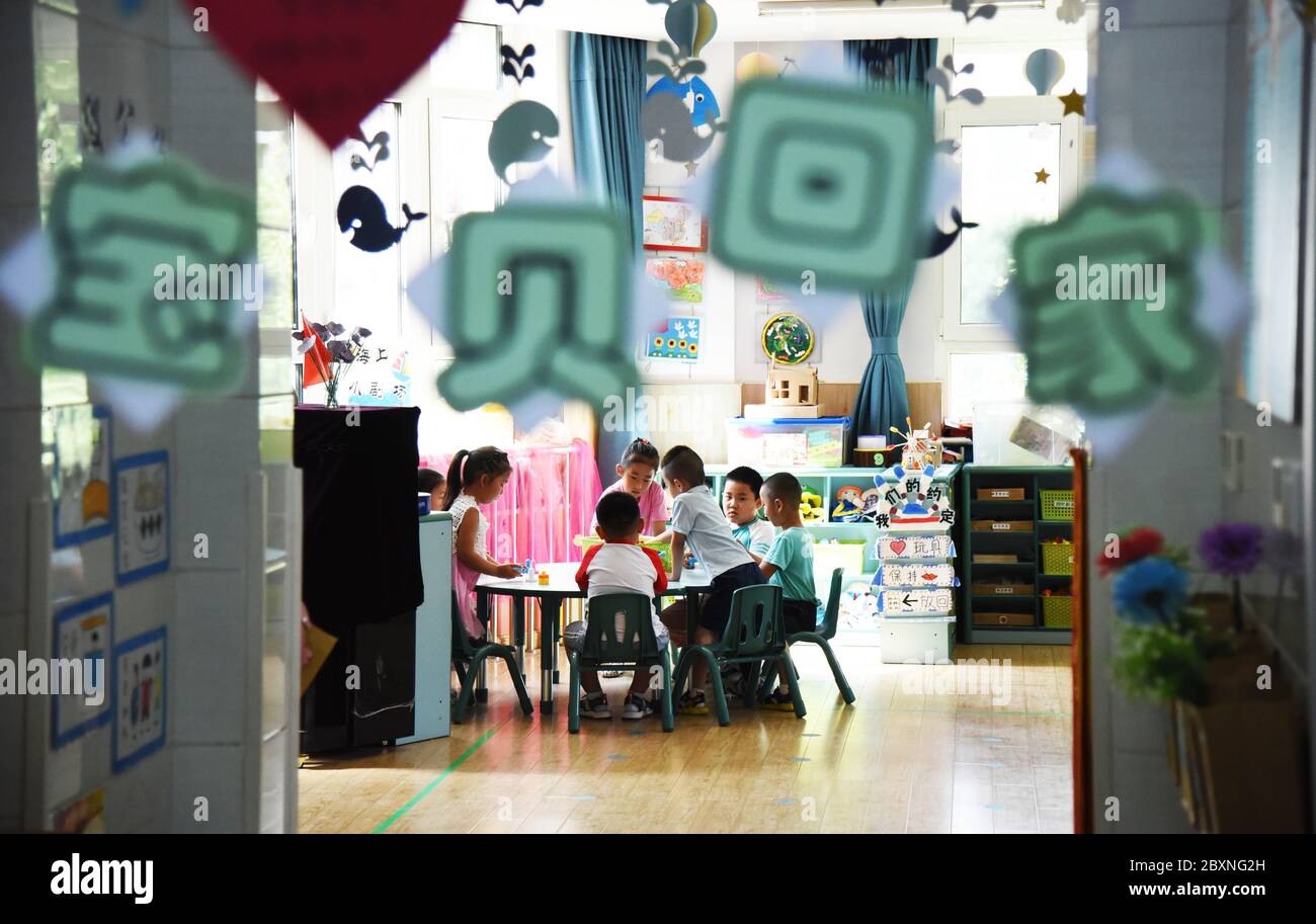 (200608) -- JINAN, 8. Juni 2020 (Xinhua) -- Kinder nehmen eine Lektion als Kindergarten in Jinan, Ostchinesische Provinz Shandong, 8. Juni 2020, wieder eröffnet wird. Kindergärten in Jinan am Montag im Rahmen von COVID-19 Prävention und Kontrolle wieder eröffnet. (Xinhua/Wang Kai) Stockfoto