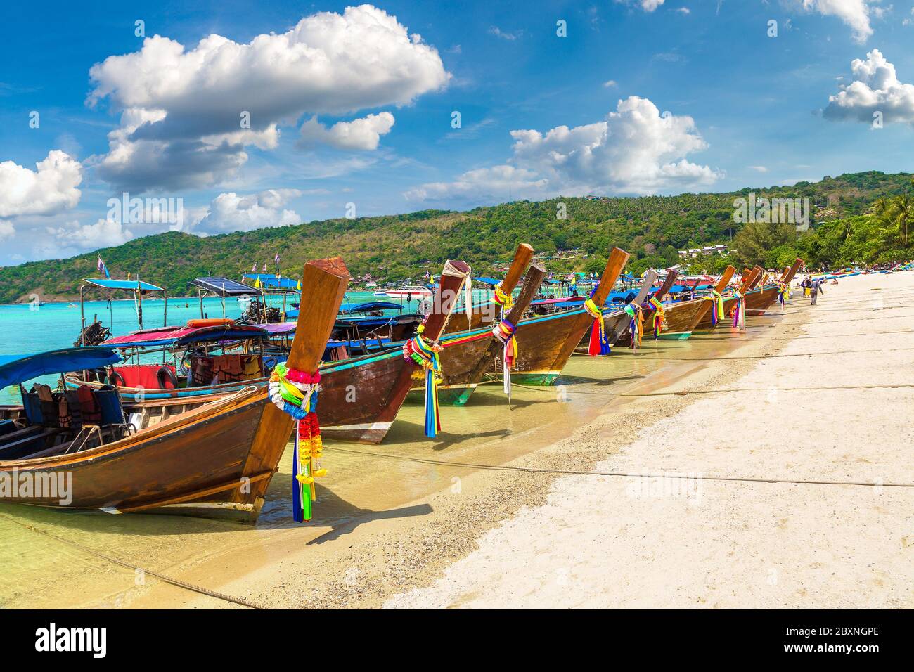 Traditionelles thai Longtail Boot am Log Dalum Beach auf Phi Phi Don Insel, Thailand an einem Sommertag Stockfoto