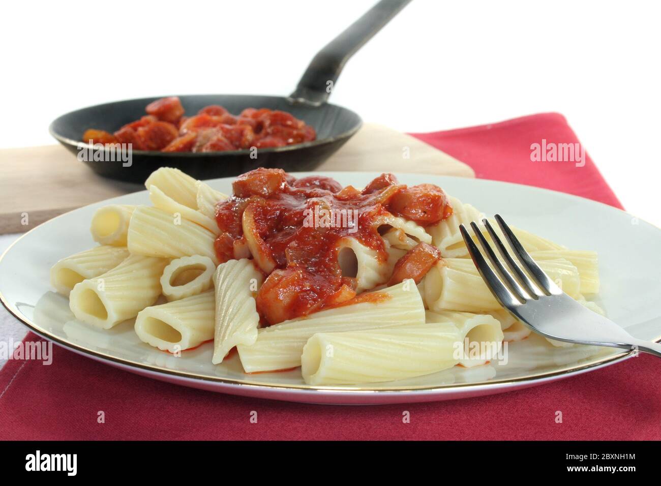 Tortiglione mit Tomatensauce Stockfoto