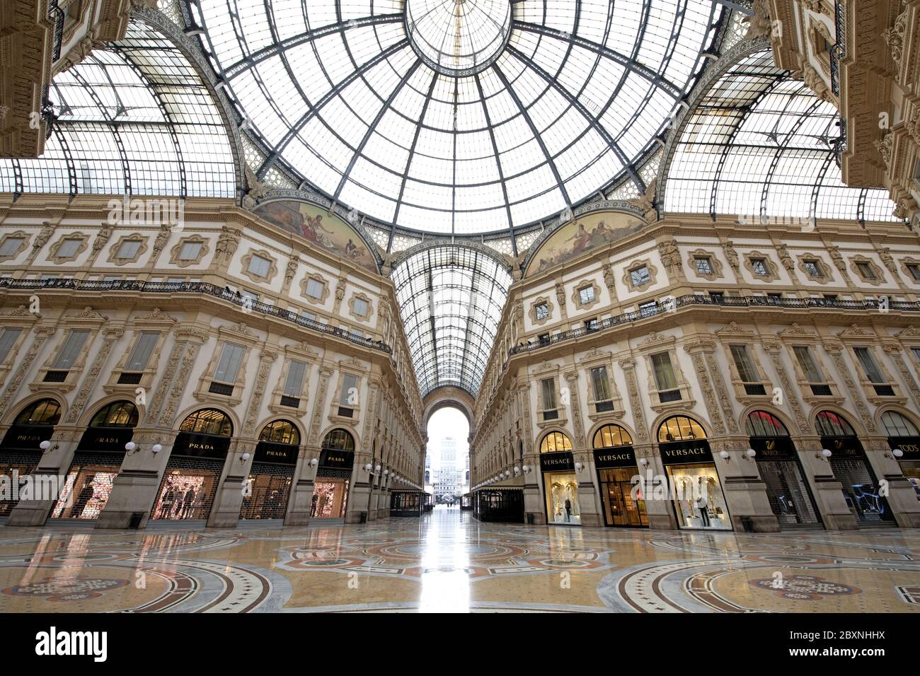 Die Leere der Galleria Vittorio Emanuele mit Geschäften, die während der Sperre durch die Covid-19 in Mailand, Italien geschlossen wurden. Stockfoto