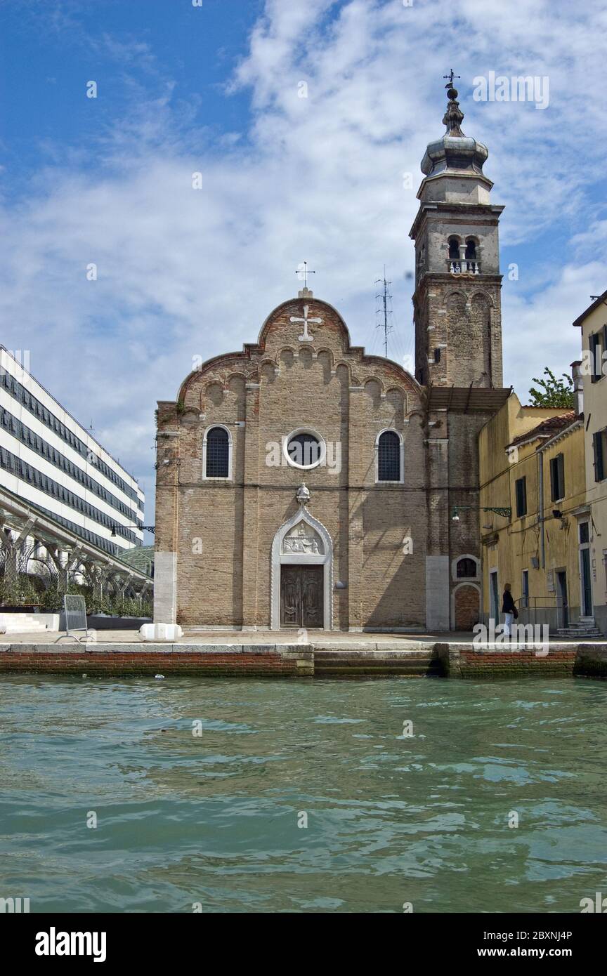Die Kirche von Sant'Andrea della Zirada in Venedig, Italien. Der Hauptparkplatz und der Busbahnhof der Stadt, der als Piazzale Roma bekannt ist, befinden sich auf der linken Seite. Stockfoto