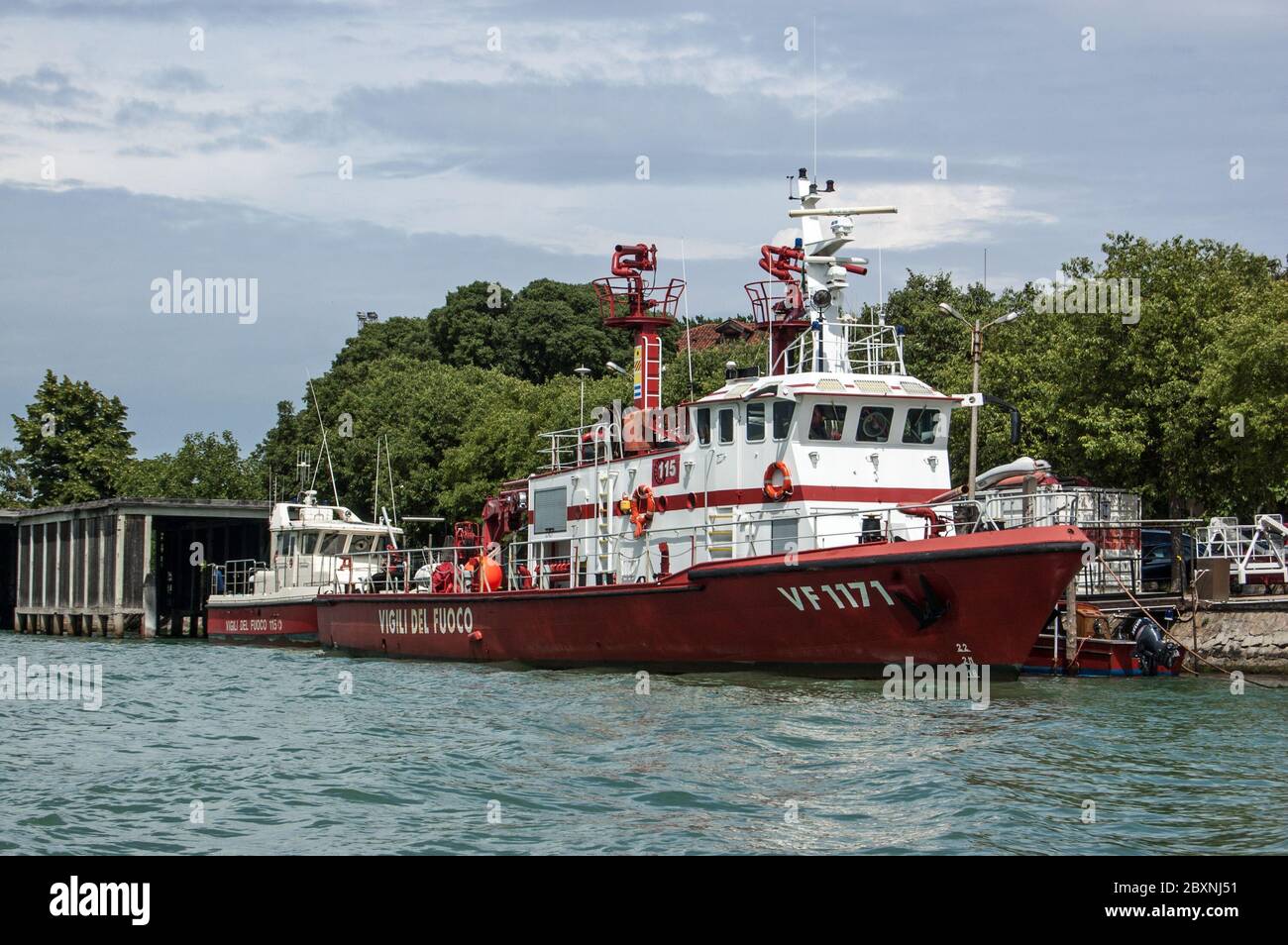 Venedig, Italien - 9. Juni 2011: Ein Feuerwehrschiff der venezianischen Feuerwehr, das an einem Kanal in der Stadt festgemacht wurde. Stockfoto