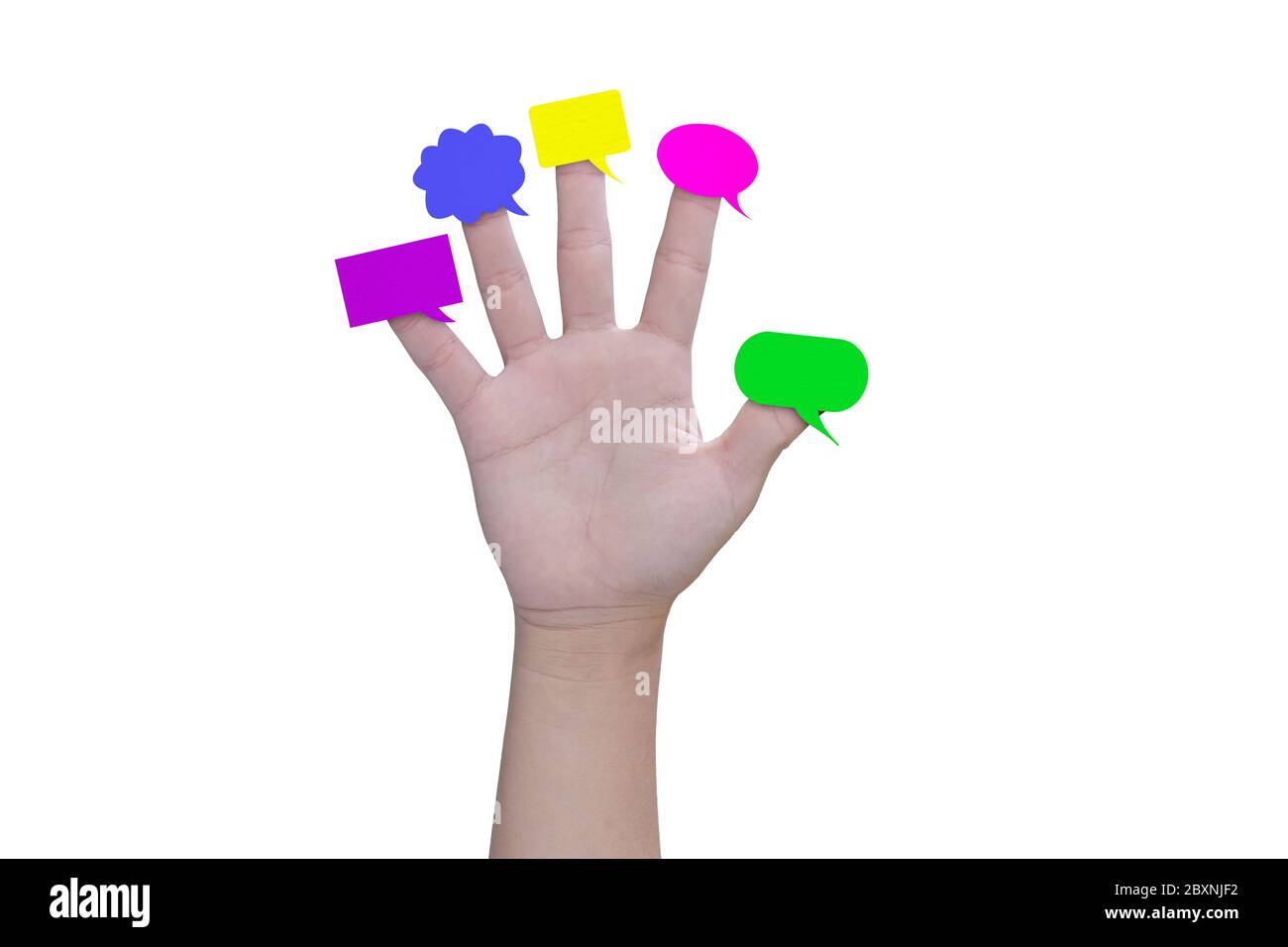 Mehrfarbige Sprechblasen auf Kinderhandfingern isoliert auf weißem Hintergrund, mit Clipping-Pfad. Stockfoto