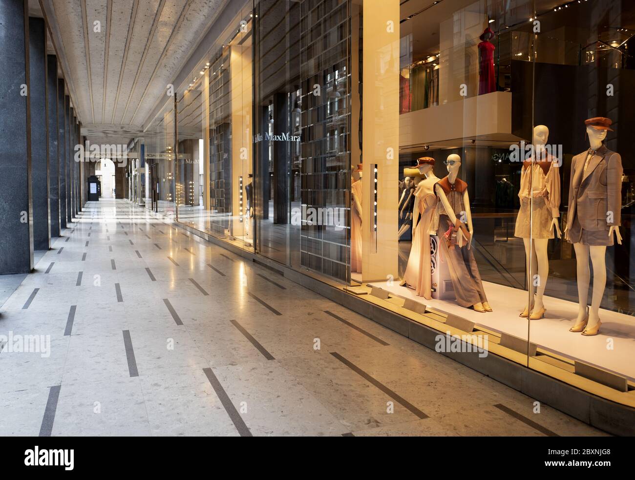 Modegeschäfte in der Vittorio Emanuele Straße, während der Sperre wegen des Coronavirus, in Mailand, Italien geschlossen. Stockfoto