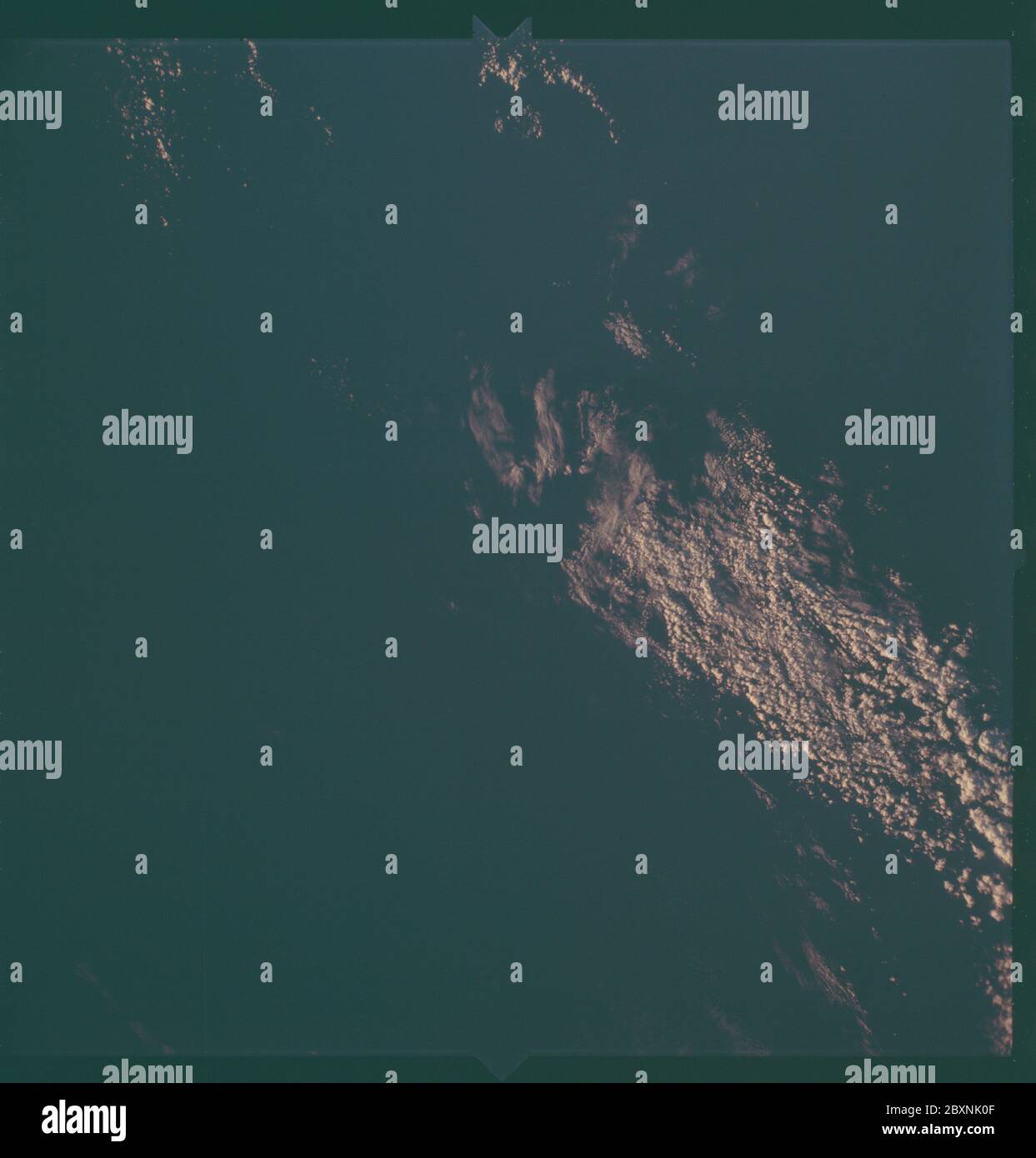 AS06-02-1060 - Apollo 6 - Apollo 6 Mission Bild - Mosambik Kanal; Umfang und Inhalt: Die Originaldatenbank beschreibt dies als: Beschreibung: Bilder, die während der Apollo 6 Mission aufgenommen wurden. Blick auf den Mosambik-Kanal und sehr dunkle Wolken. Filmtyp war SO-121 Ektachrome, hochauflösendes Aerial 70mm Farbe, 76mm Objektiv. Breitengrad war 20.22 S durch 43.37 E. Höhenmeilen waren 179. Die Cloud-Abdeckung betrug 15 %. Die Überschneidung betrug mindestens 50 %. Themengebiet: Apollo 6 Flug, Erdbeobachtungen (aus dem All) Kategorien: Erdbeobachtungen Datum: 4/1968 Original: Film - 70MM CT Interior Exterior: Exterior Groun Stockfoto