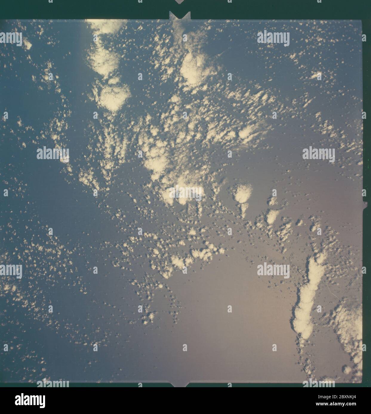 AS06-02-1499 - Apollo 6 - Apollo 6 Mission Bild - Atlantischer Ozean; Umfang und Inhalt: Die Originaldatenbank beschreibt dies als: Beschreibung: Bilder, die während der Apollo 6 Mission aufgenommen wurden. Blick über den Atlantischen Ozean östlich von früheren Bildern. Filmtyp war SO-121 Ektachrome, hochauflösendes Aerial 70mm Farbe, 7 6mm Objektiv. Breitengrad war 30.25 N durch 73.46 W. Höhenmeilen waren 119. Die Cloud-Abdeckung betrug 15 %. Die Überschneidung betrug mindestens 50 %. Themengebiet: Apollo 6 Flug, Erdbeobachtungen (aus dem All) Kategorien: Erdbeobachtungen Datum: 4/1968 Original: Film - 70MM CT Interior Exterior: Exterior Gr Stockfoto