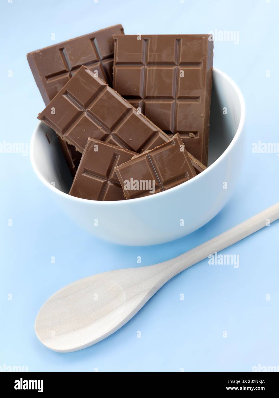 Verpackt, Kochen Schokolade vor einem blauen Hintergrund isoliert Stockfoto