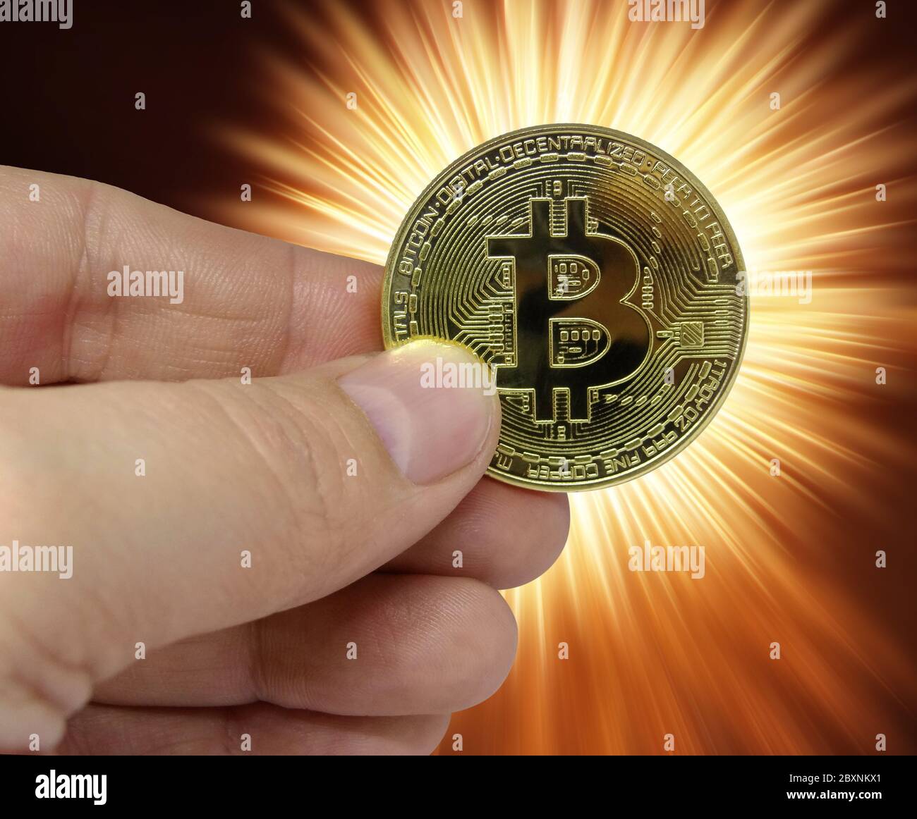 Bitcoin Kryptowährung in Mann Hand auf blinkenden Hintergrund Stockfoto