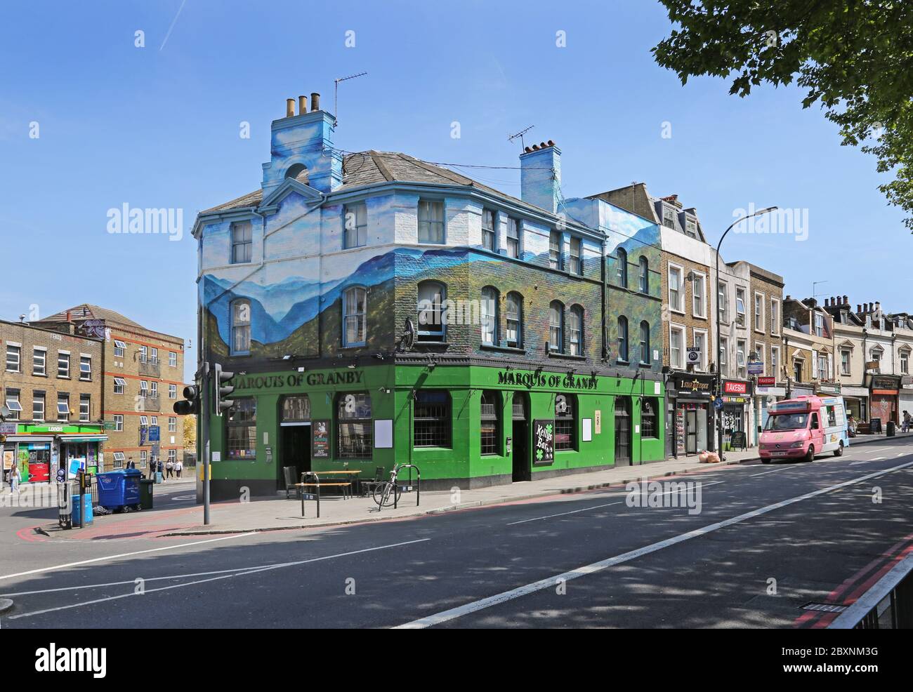 Das Marquis of Granby Pub im Einbahnstraße-System am New Cross Gate, im Südosten Londons, Großbritannien. Kreuzung New Cross Road (A2) und Lewisham Way A(20) Stockfoto