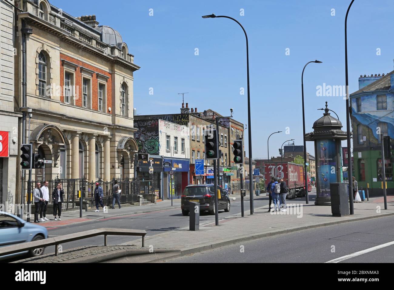 Das Einbahnstraßensystem am New Cross Gate, im Südosten Londons, Großbritannien. Kreuzung New Cross Road (A2) und Lewisham Way A(20) Stockfoto