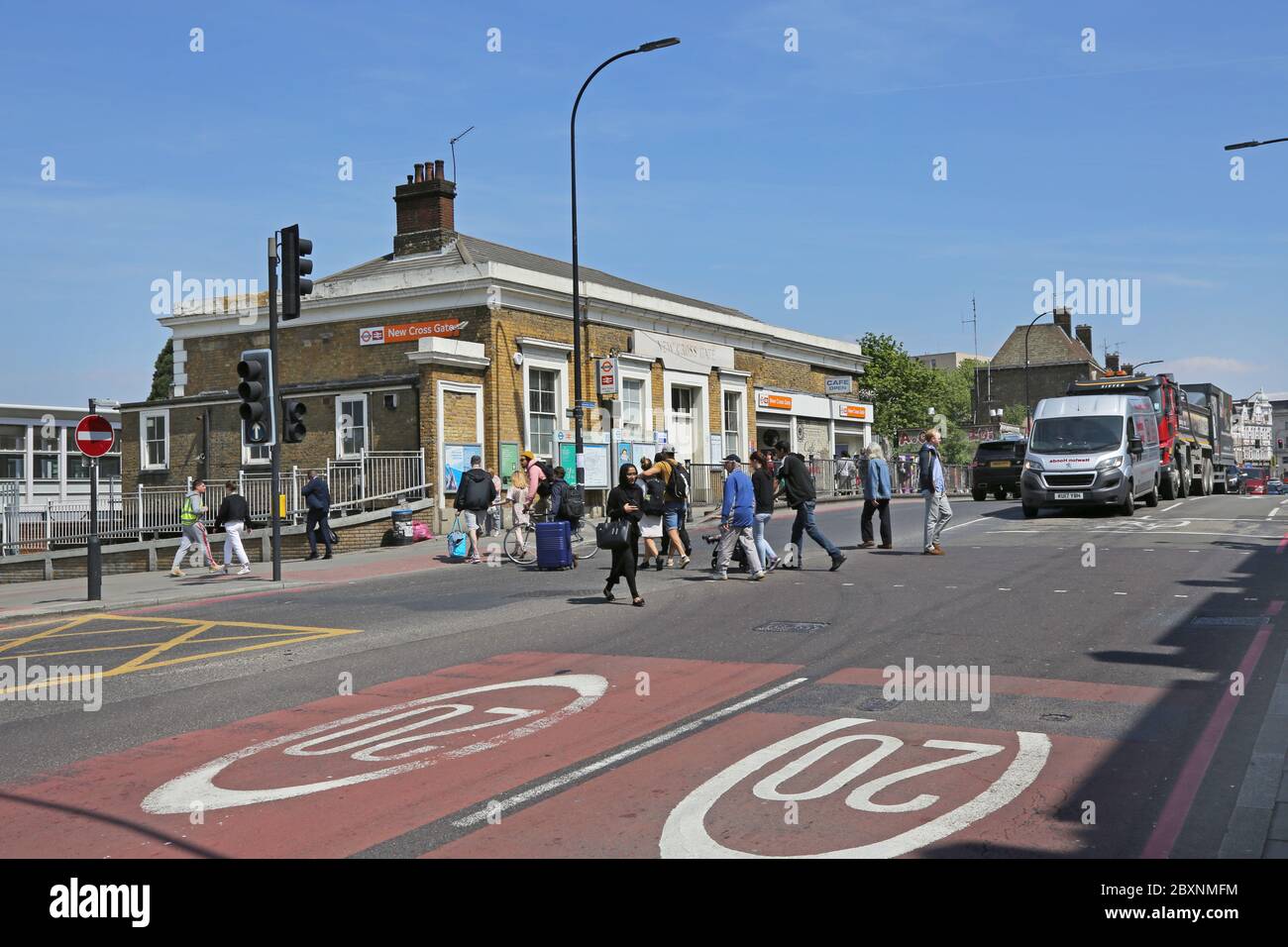Neuer Cross Gate Bahnhof im Südosten Londons, Großbritannien. Zeigt Fußgänger, die die verkehrsreiche A2-Bundesstraße überqueren. Stockfoto