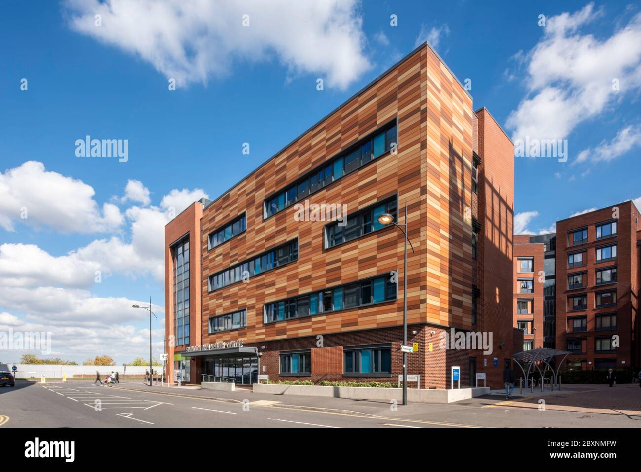 Außenansicht des Swindon NHS Health Centre. Swindon NHS Health Centre, Swindon, Großbritannien. Architekt: Roberts Limbrick Ltd, 2017. Stockfoto