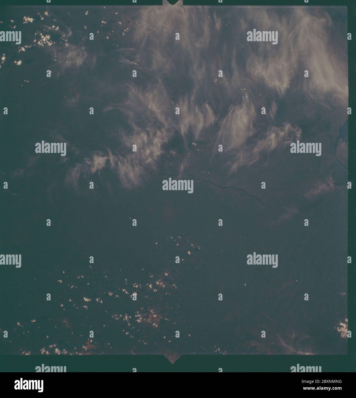 AS06-02-1032 - Apollo 6 - Apollo 6 Mission Bild - Republik Kongo, Sambia; Umfang und Inhalt: Die Originaldatenbank beschreibt dies wie folgt: Beschreibung: Bilder aufgenommen während der Apollo 6 Mission. Blick ist auf die Republik Kongo und Sambia - Mufulira, Ndola, Luapala Fluss, und sehr dunkle Wolken. Filmtyp war SO-121 Ektachrome, hochauflösendes Aerial 70mm Farbe, 76mm Objektiv. Breitengrad war 12.18 S durch 27.08 E. Höhenmeilen waren 162. Die Cloud-Abdeckung betrug 15 %. Die Überschneidung betrug mindestens 50 %. Themengebiet: Apollo 6 Flug, Erdbeobachtungen (aus dem All) Kategorien: Erdbeobachtungen Datum: 4/4/1968 O Stockfoto