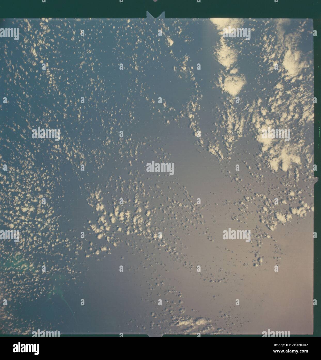 AS06-02-1498 - Apollo 6 - Apollo 6 Mission Bild - Atlantischer Ozean; Umfang und Inhalt: Die Originaldatenbank beschreibt dies als: Beschreibung: Bilder, die während der Apollo 6 Mission aufgenommen wurden. Blick über den Atlantik mit Wolken und Sonnenstrahlen. Filmtyp war SO-121 Ektachrome, hochauflösendes Aerial 70mm Farbe, 7 6mm Objektiv. Breitengrad war 30.33 N durch 74.24 W. Höhenmeilen waren 119. Die Cloud-Abdeckung betrug 15 %. Die Überschneidung betrug mindestens 50 %. Themengebiet: Apollo 6 Flug, Erdbeobachtungen (aus dem All) Kategorien: Erdbeobachtungen Datum: 4/1968 Original: Film - 70MM CT Interior Exterior: Exterior Stockfoto