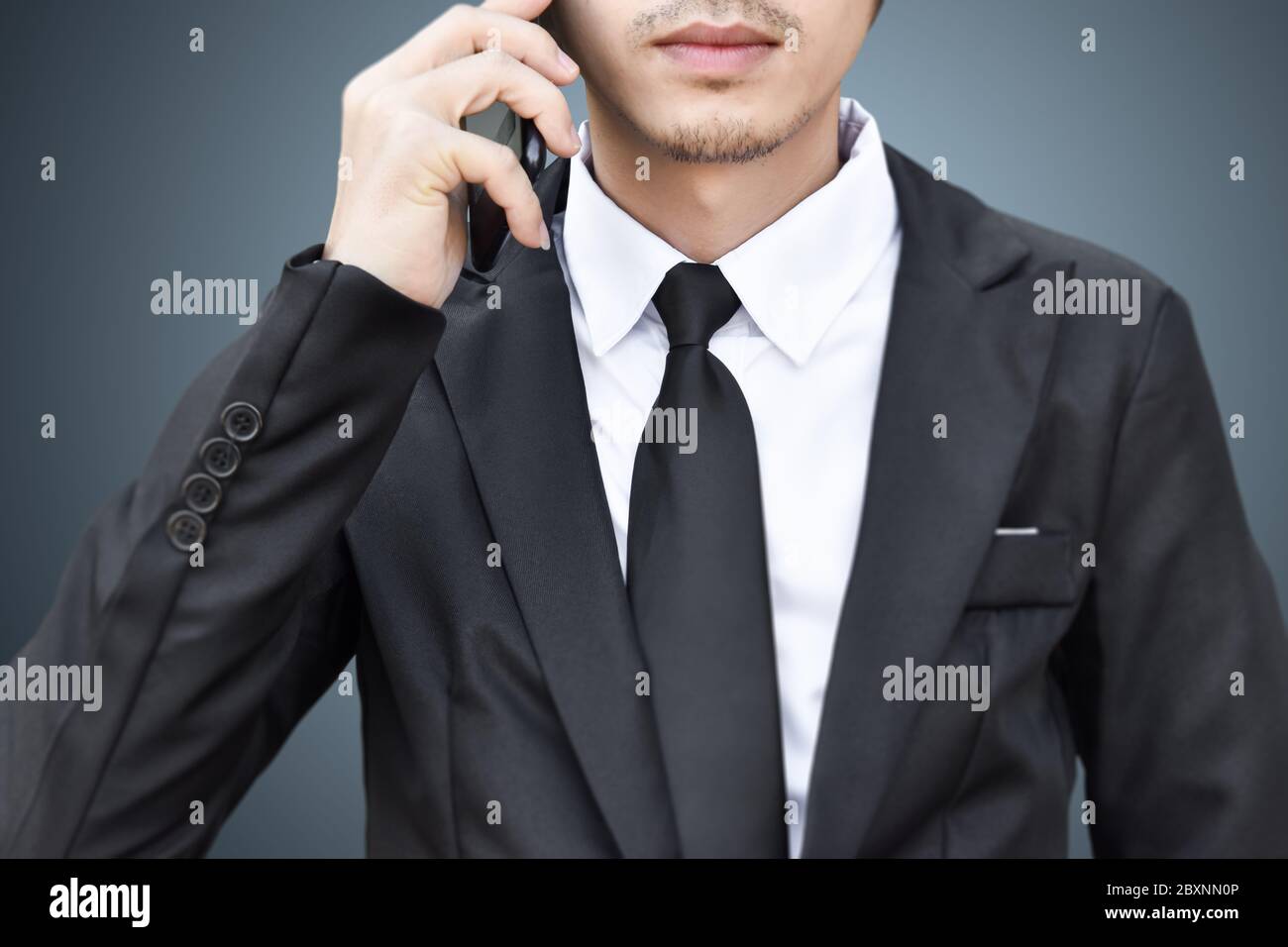 Nahaufnahme eines Geschäftsmannes, der mit dem Smartphone telefoniert. Stockfoto