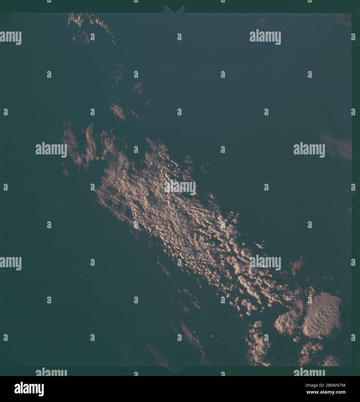 AS06-02-1061 - Apollo 6 - Apollo 6 Mission Bild - Republik Malagasy; Umfang und Inhalt: Die Originaldatenbank beschreibt dies wie folgt: Beschreibung: Bilder aufgenommen während der Apollo 6 Mission. Blick ist auf die Republik Malagasy - Westküste Madagaskars bei Morondava und sehr dunkle Wolken. Filmtyp war SO-121 Ektachrome, hochauflösendes Aerial 70mm Farbe, 76mm Objektiv. Breitengrad war 20.37 S durch 44.07 E. Höhenmeilen waren 179. Die Cloud-Abdeckung betrug 15 %. Die Überschneidung betrug mindestens 50 %. Themengebiet: Apollo 6 Flug, Erdbeobachtungen (aus dem All) Kategorien: Erdbeobachtungen Datum: 4/4/1968 Original: Film - 70MM Stockfoto