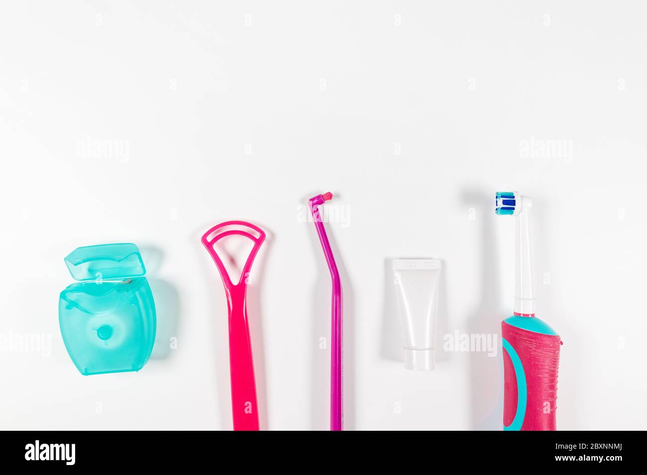 Ultraschall rosa Zahnbürste und Zahnhygiene-Produkte auf grauem  Hintergrund. Zahnprodukte für die Zahnbürste, gesunde Zahnpflege und  Mundhygiene Stockfotografie - Alamy