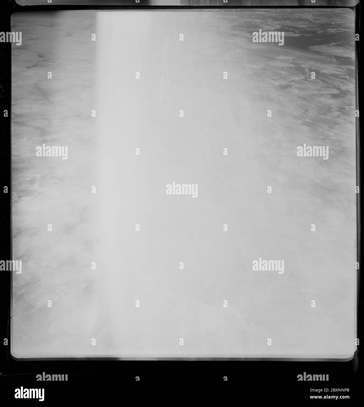 AS07-09-1948 - Apollo 7 - Apollo 7 Mission, überbelichtet Bild; Umfang und Inhalt: Die Originaldatenbank beschreibt dies als: Beschreibung: Apollo 7,überbelichtetes Bild. Originalfilmmagazin wurde mit V. bezeichnet.Kameradaten: Hasselblad 500-C; Objektiv: Zeiss Planar,F/2.8,80mm; Filmtyp: Kodak 3400,Aerial Panatomic - X; Filter: Unbekannt. Flugdatum: 11.-12. Oktober. 1968. Themengebiet: Apollo 7 Flug Kategorien: Leer Original: Film - 35MM BW Interior Exterior: Exterior Ground Orbit: On-Orbit; 1967 – 1972; Stockfoto