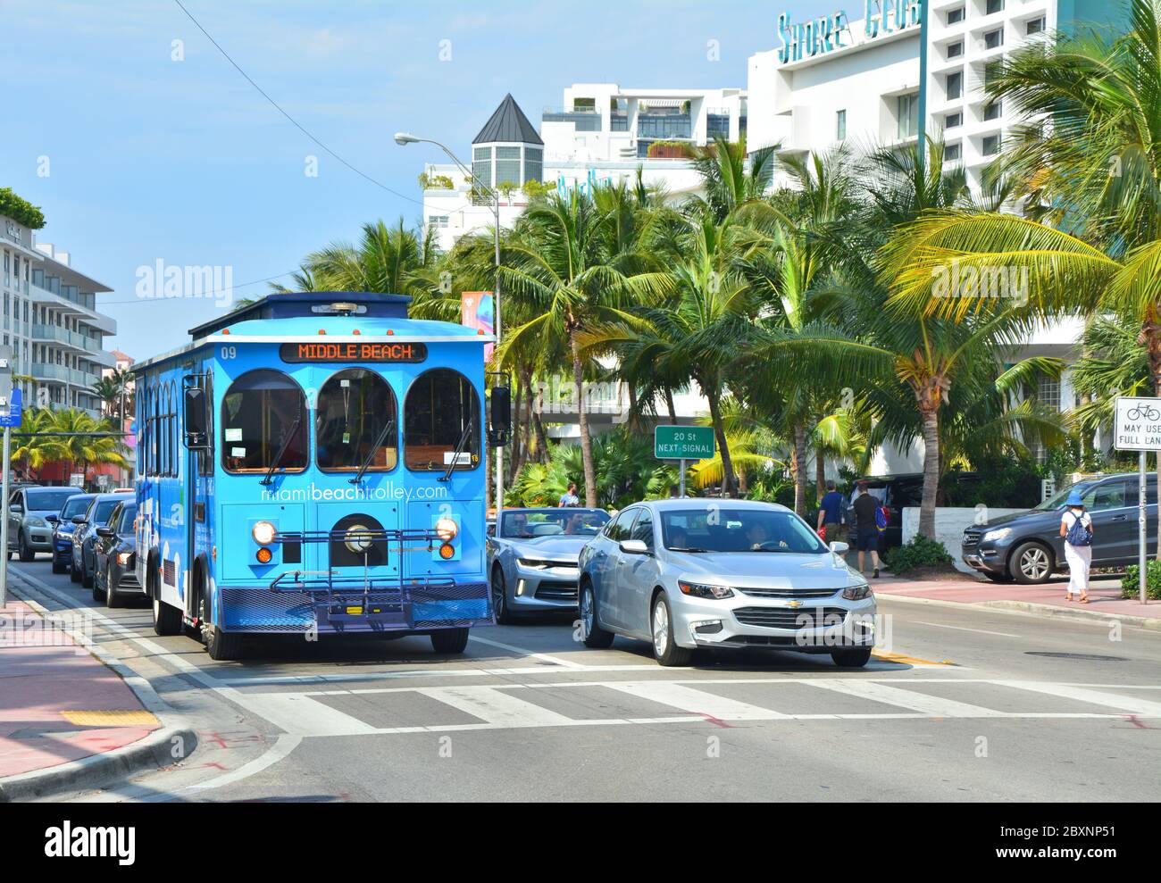 MIAMI BEACH, USA - 31. MÄRZ 2017 : Blaue Straßenbahn an der Bushaltestelle in Miami Beach. Miami BeachTrolley bietet einen kostenlosen Transport in die Stadt Stockfoto