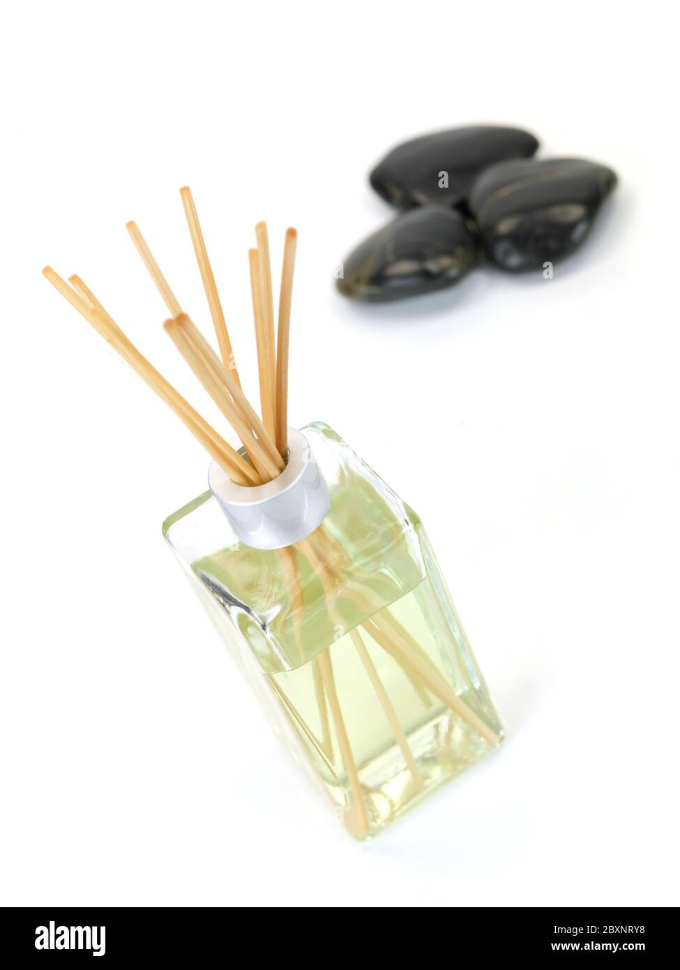 Aromatische Sticks vor einem weißen Hintergrund isoliert Stockfoto