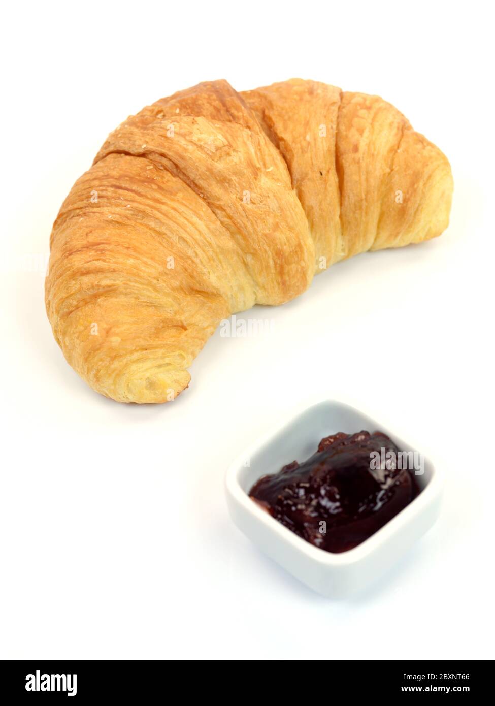 Ein Croissant mit Marmelade serviert Stockfoto