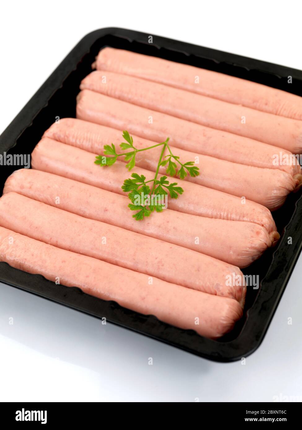 Supermarkt verpackt Würstchen aus Schweinefleisch auf dem weißen Hintergrund isoliert Stockfoto
