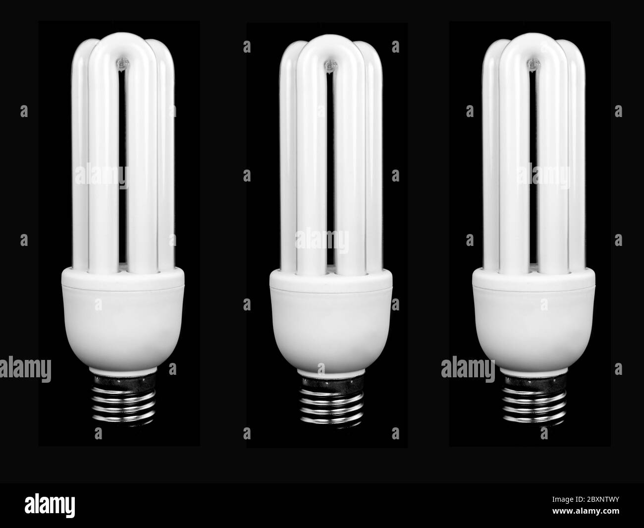 Eine Energiesparlampe isoliert gegen einen schwarzen Hintergrund Stockfoto