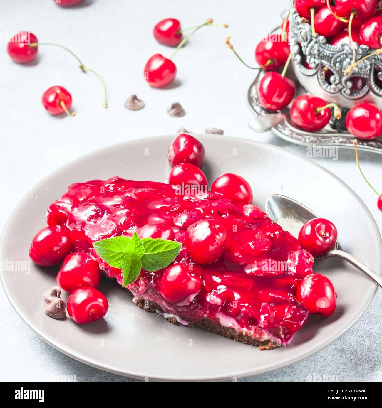 Schokoladenkuchen mit frischen Kirschen. Selektiver Fokus Stockfoto