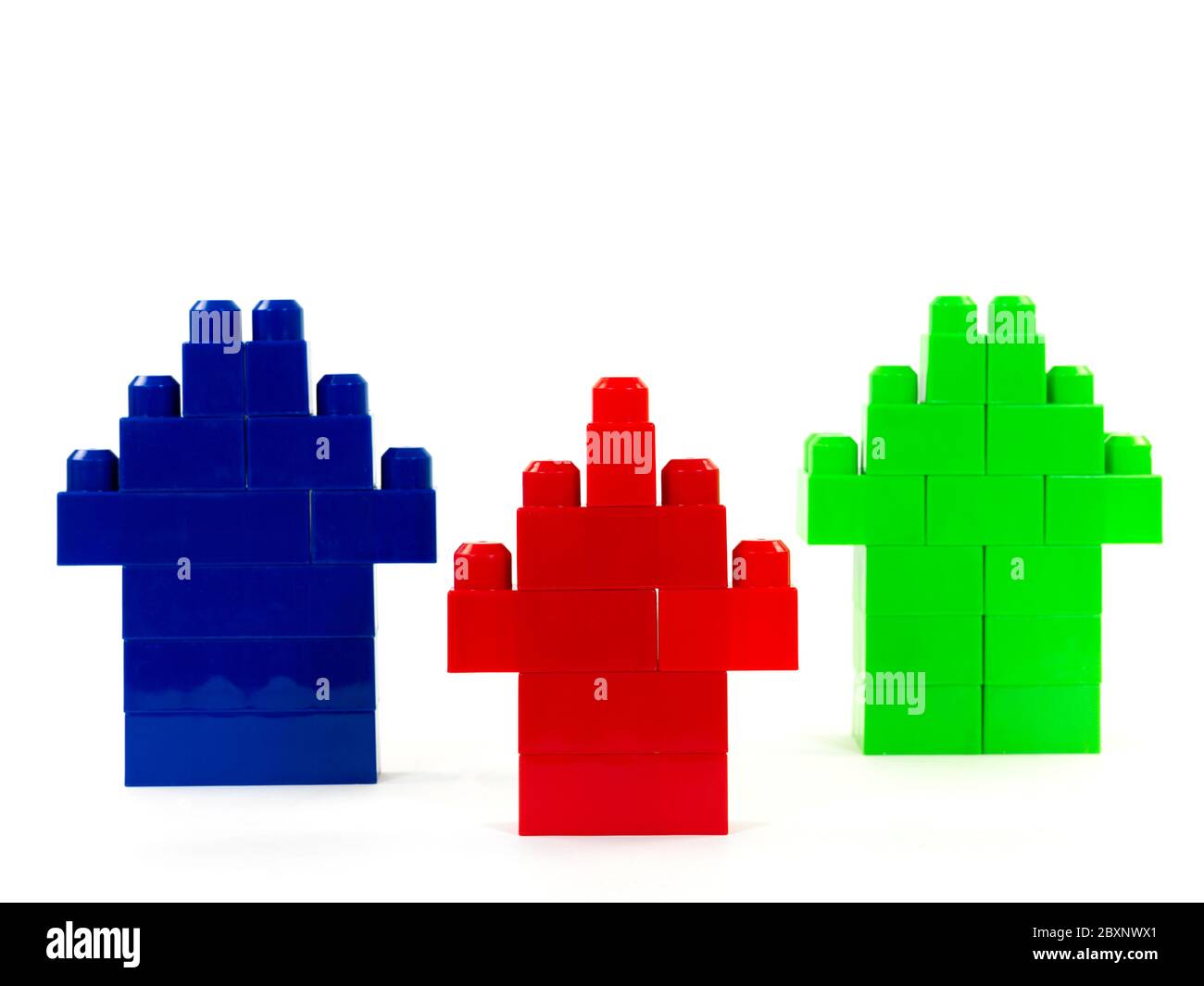Spielzeug Häuser aus Bausteinen, die auf einem weißen Hintergrund isoliert Stockfoto