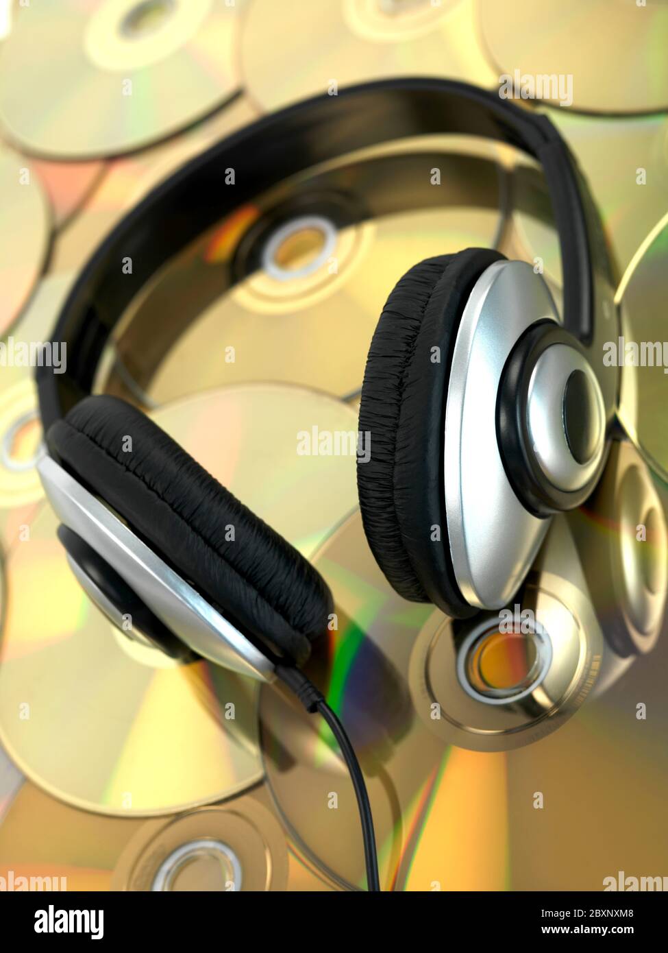Ein Bestand an CDs und Ohrhörern, die vor weißem Hintergrund isoliert sind Stockfoto